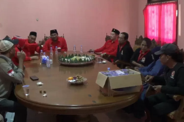 Relawan Sogantara Maju Jaya beraudiensi dengan pengurus DPC PDI Perjuangan Kendal. (Edi Prayitno)