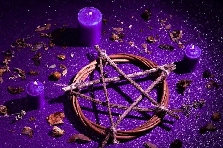 Ini ciri jika rumah jika sudah terdapat energi negatif, yakni terdengar suara pasir disiram ke atap (www.freepik.com)