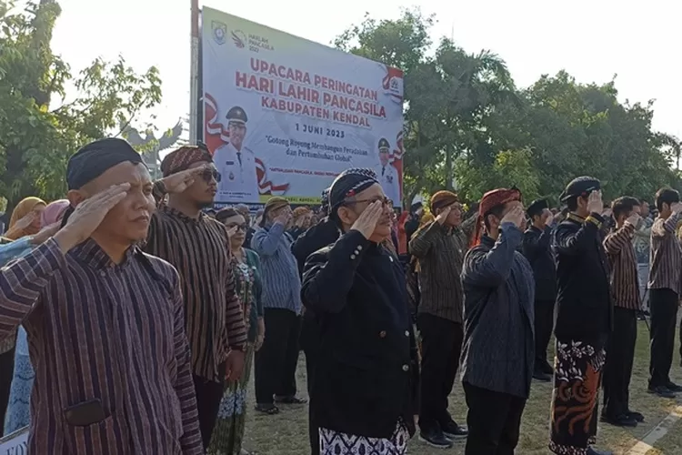 Peserta Upacara Hari Lahir Pancasila 2023 di Kendal Kenakan Pakaian Adat (edi prayitno/kontributor kendal)