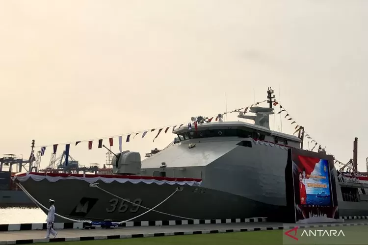 Seorang prajurit TNI AL berjalan di depan KRI Bung Karno-369 yang sandar di Dermaga Mako Kolinlamil, Jakarta, Kamis (1/6/2023).  (ANTARA/Genta Tenri Mawangi)