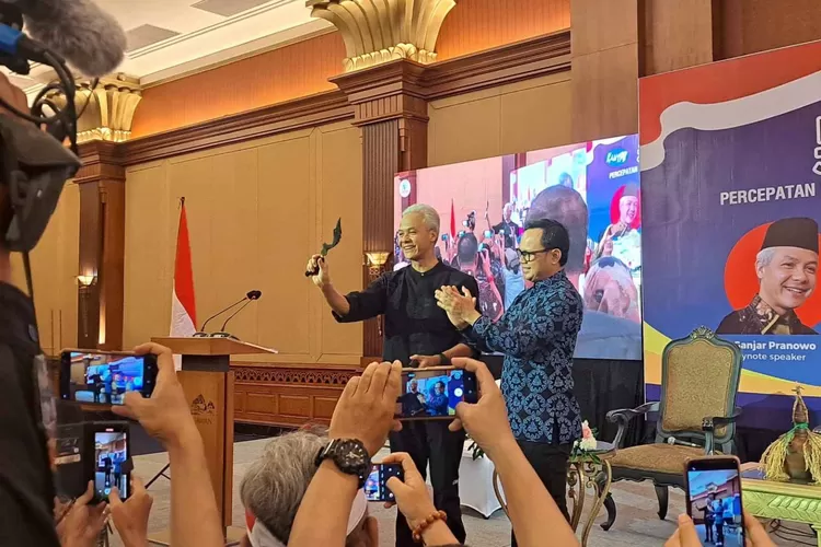 Wali Kota Bogor, Bima Arya dan Ganjar Pranowo, di acara Sarahsehan Kebangsaan yang digelar Keluarga Alumni IPB (KAMIPB) di Gedung Puri Begawan, Kecamatan Bogor Timur pada Jumat (2/6/2023).