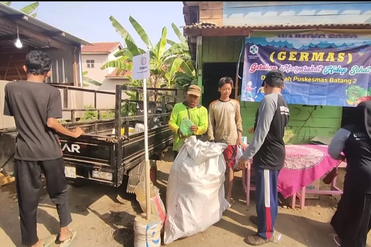 Penimbangan sampah warga lingkungan RT 4/RW 5, Dukuh Sulur, Desa Karangasem Utara, Kecamatan/Kabupaten Batang (Muslihun)