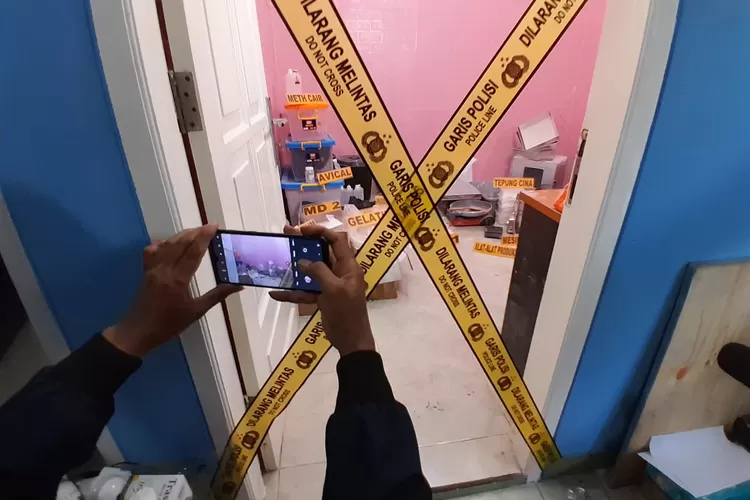 Kamar untuk membuat ekstasi di pabrik narkoba di Semarang. (Ayosemarang.com/ Audrian Firhannusa)
