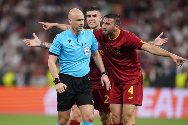 Pemain AS Roma memprotes keputusan Anthony Taylor dalam laga Final Liga Eropa.  (PA/Adam Davy)