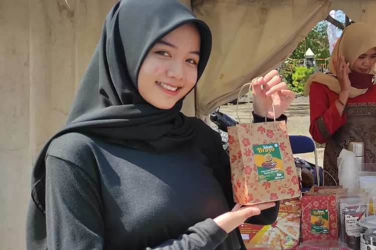 Salah satu wisatawan, Tini menunjukkan Wingko Mangrove oleh-oleh Khas Desa Wisata Bedono Demak  (Nur Zaidi / Pemkab Demak)