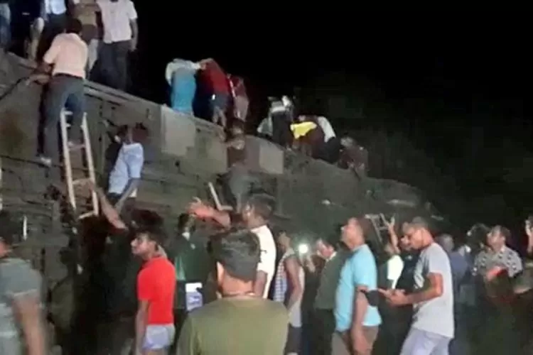 Petugas dan masyarakat berusaha menyelamatkan penumpang dan korban kecekaan kereta api di India, Jumat (Ist)