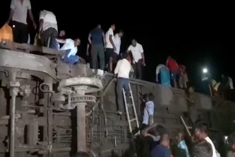 Kecelakaan kereta di negara bagian Odisha, India   (aljazeera.com)