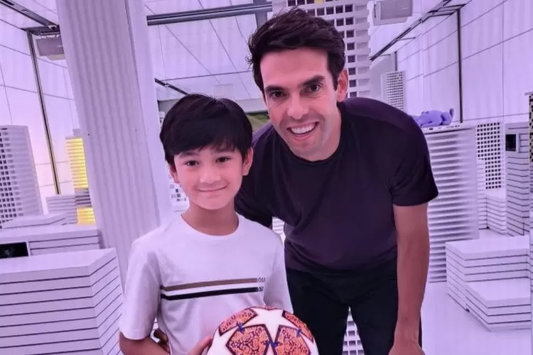 Rafathar Foto Bareng Kaka, Netizen Auto Ingin Diangkat Jadi Anak Raffi Ahmad dan Nagita Slavina  (Gorajuara.com/dok: Instagram @raffinagita1717)