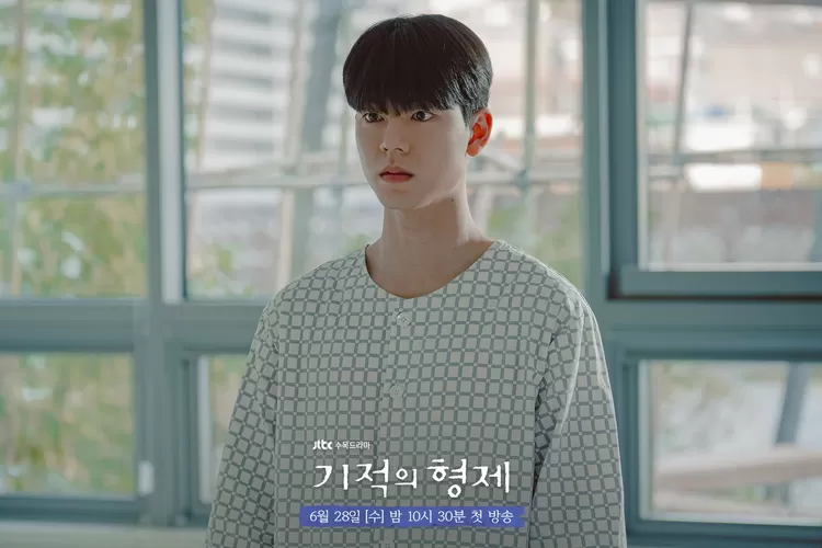 Bae Hyun Sung Mendapat Kekuatan Khusus Setelah Hilang Ingatan Dalam Still Cut Drama Misteri 'Miracle Brothers'