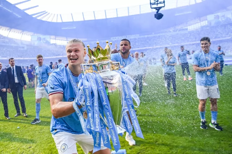 Erling Haaland merayakan keberhasilan Manchester City memenangkan trofi Liga Premier musim ini (The Sun)