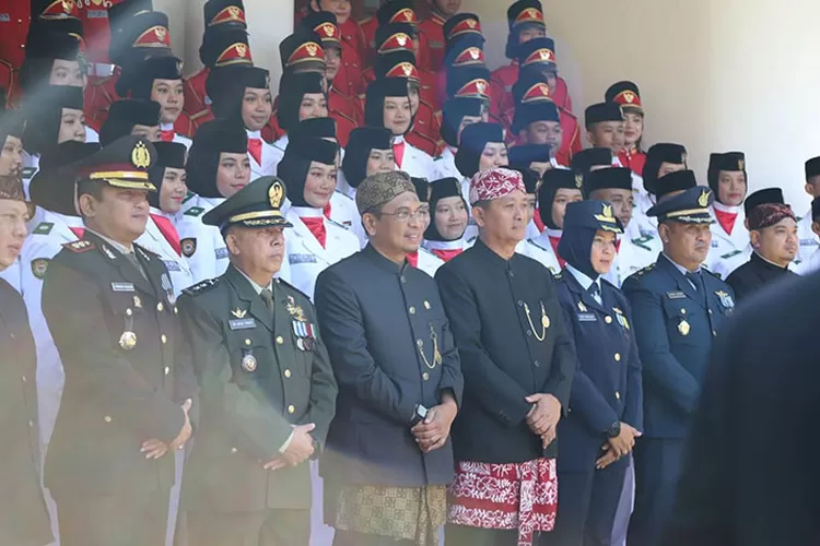 Ketua DPRD Kota Bandung H. Tedy Rusmawan, A.T., M.M., mengikuti upacara Hari Lahir Pancasila, di Balai Kota Bandung, Kemarin ini. Ariel/Humpro DPRD Kota Bandung.