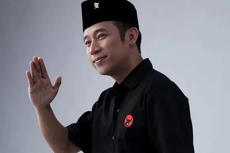 Denny Cagur merespons kritikan netizen, bahkan fansnya, yang mempersoalkannya memilih PDI Perjuangan saat mendaftarkan diri sebagai bakal calon legislatif (Bacaleg) DPR RI.  (Instagram @dennycagur)