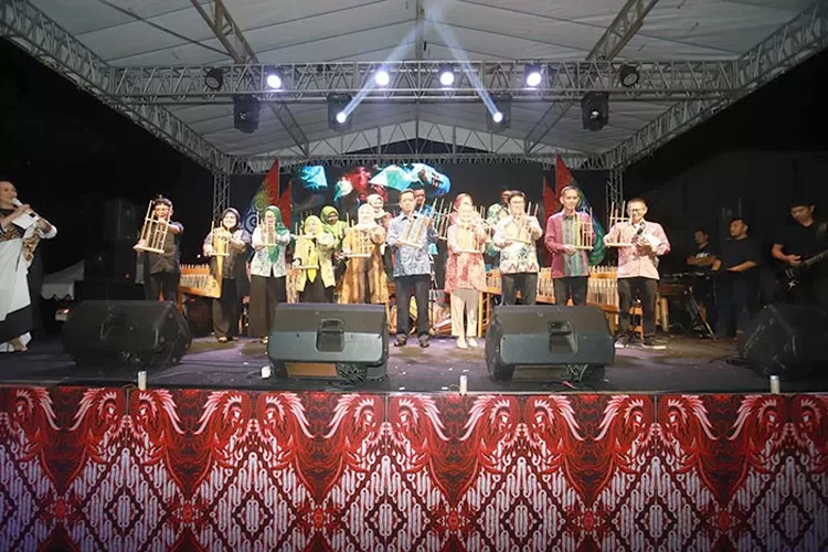 Anggota komisi B DPRD Kota Bandung Wina Sariningsih, S.E., menghadiri Festival Bandung Kota Angklung, di Taman Kiara Artha Kota Bandung, kemarin ini.Dani/Humpro DPRD Kota Bandung.