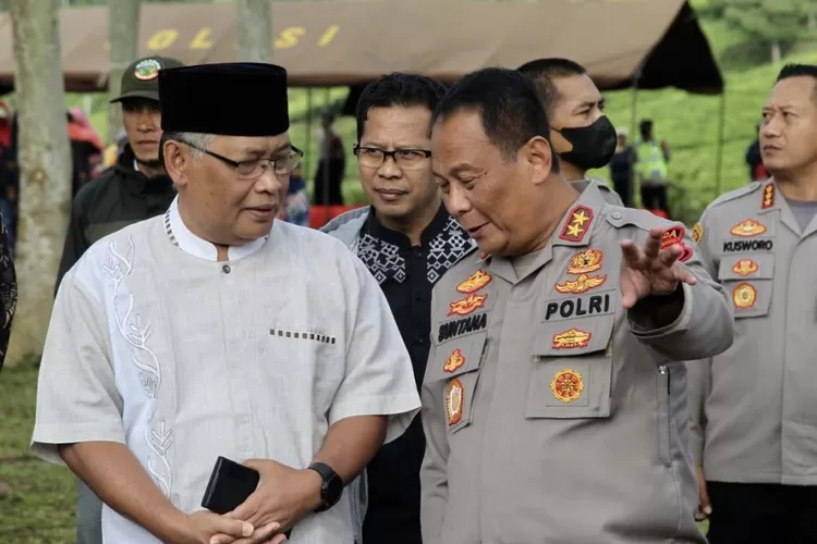 (Ilustrasi) Ketua Yayasan Prima Cendelia Islami Prof. Dadan Wildan bersama mantan Kapolda Jawa Barat Irjen Pol. Drs. Suntana. M.Si ketik meresmikan Sekolah Alam dan Rumah tahfizh PCI di Pengalengan, Kabupaten Bandung beberapa wakhtu lalu - Foto: Henry Lukmanul Hakim