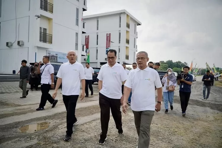 Ketua Umum Muhammadiyah Haedar Nashir didampingi Menteri Perhubungan Budi Karya Sumadi dan Menteri UMKM Teten Masduki meletakan batu pertama pembangunan Mu&rsquo;allimin Sport Center - Foto; Tangkap layar facebook @haedarnashir