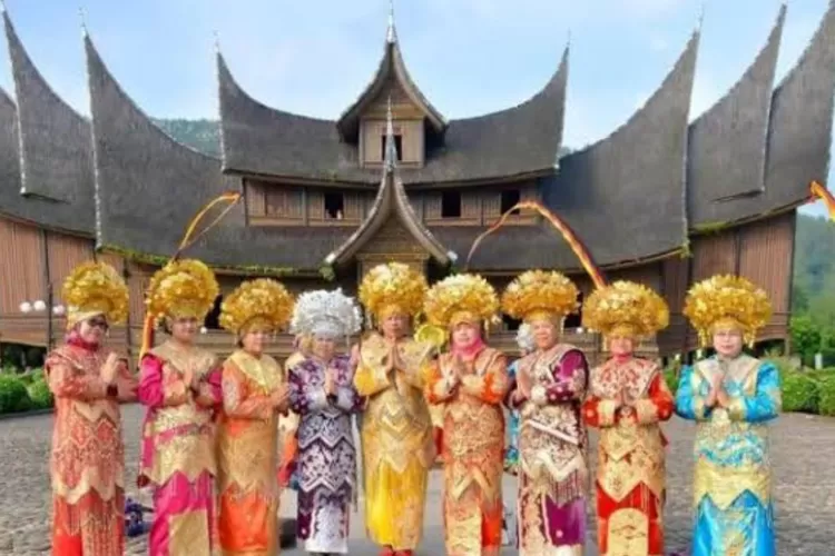 Ilustrasi wanita Suku Minangkabau (lezgetreal.com)