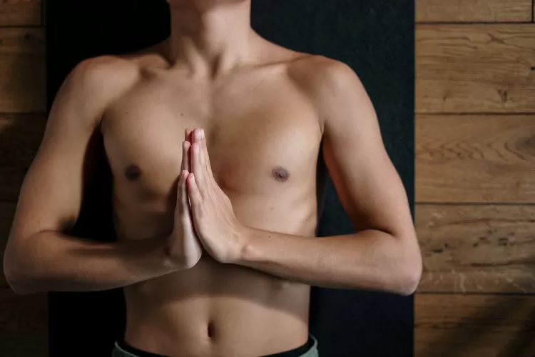 Ini arti kedutan pada dada dan perut menurut Primbon Jawa (www.pexels.com)