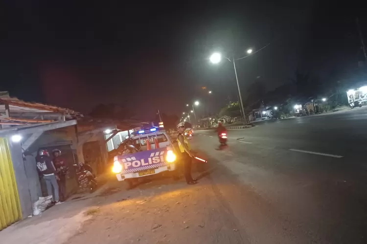Anggota menyalakan lampu patroli di jam rawan antisipasi curat, curas dan curanmor.  (Edi Prayitno/kontributor Kendal)