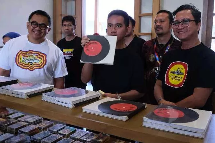 Wali Kota Solo Gibran Rakabuming memperlihatkan piringan hitam koleksi Lokananta (Endang Kusumastuti)