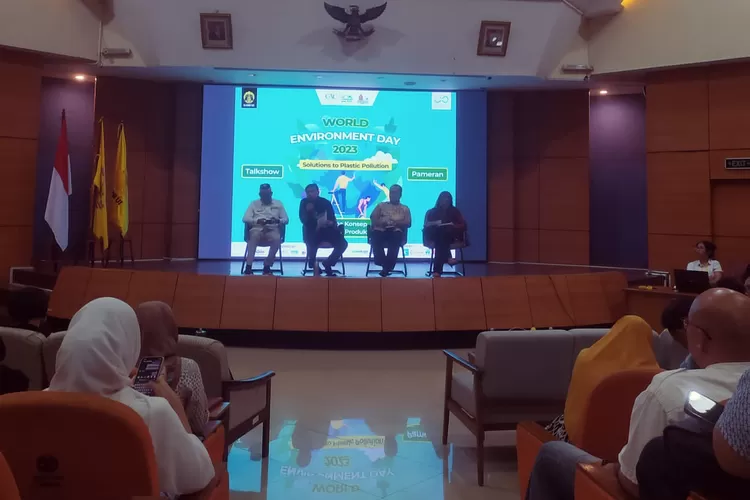 Kegiatan takshow bertema &ldquo;Solutions to Plastic Pollution&rdquo; yang diselenggarakan ILUNI UI, di Auditorium Fakultas Teknik Universitas Indonesia, Kampus Depok, Sabtu (3/06/2023). (IST)