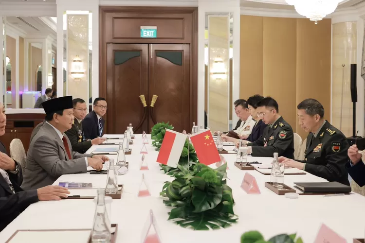 Menteri Pertahanan Prabowo Subianto melakukan pertemuan bilateral dengan Menteri Pertahanan China Li Shangfu, di Shangri-La Hotel, Singapura, Minggu (04/06/2023). Foto: Puspen TNI