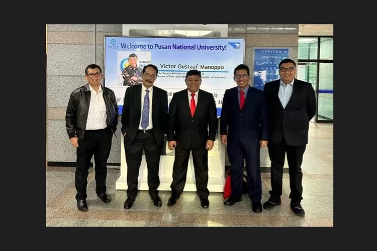 Direktur Jenderal Pengelolaan Ruang Laut, Kementerian Kelautan dan Perikanan Victor Gustaaf Manoppo melakukan kunjungan kerja dalam rangka penandatanganan perjanjian kerjasama dengan Universitas Nasional Pusan, Korea Selatan (2/6). Untuk mengembangkan teknologi pengelolaan sampah ramah lingkungan di