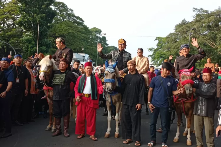 Momen Sandiaga Uno, Ridwan Kamil hingga Bima Arya menunggangi kuda dalam helaran HJB ke 541.