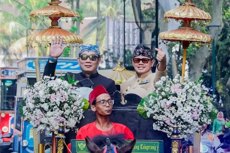 Gubernur Jawa Barat, Ridwan Kamil saat bersama Wali Kota Bogor Bima Arya saat pawai HJB.