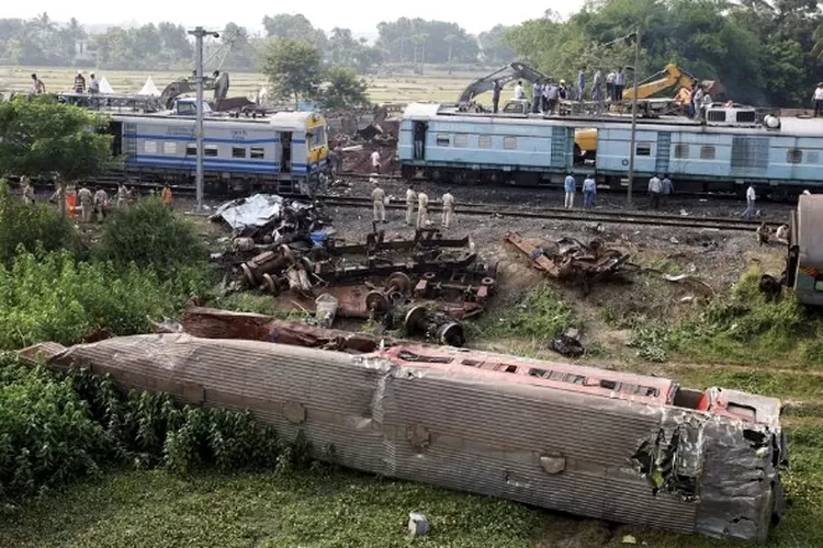 Update Tragedi Kereta Api India, Keluarga Korban Ikut Lakukan Pencarian (reuters)