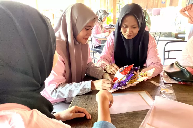  Srikandi Ganjar Jateng menggelar pelatihan dengan tajuk Snack Bouquet Class di Enjang Coffe, Ngabul, Kecamatan Tahunan,  Jepara, Minggu 4 Juni 2023. (dok Srikandi Ganjar Jateng.)