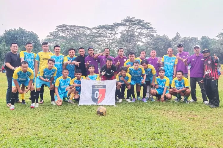KOMPAK : Foto Bersama Tim James Bond 07  sebelum pertandingan final Turnamen Bola Katar Cipayung Jaya di Lapangan Walet Kelurahan Cipayung Jaya.