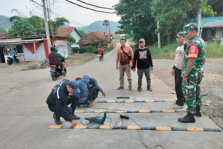 Sejumlah petugas dari Manajemen KIT Batang memasang garis kejut dan penerangan. (Foto: dok)