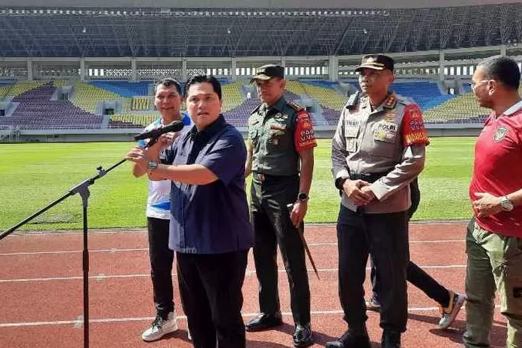 Ketum PSSI Erick Thohir usai mengecek kesiapan Stadion Manahan Solo (Endang Kusumastuti)