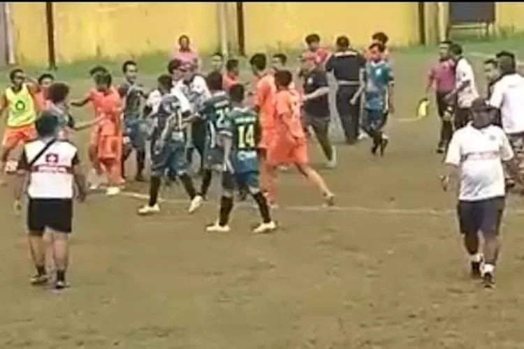 RICUH : Kericuhan antar pemain dan official dalam pertandingan Liga 2 Askot PSSI Kota Depok, antara Jingga FC dan HW FC Cinangka, di Stadion Mini Sukatani, Kecamatan Tapos. (Tangkapan Layar )