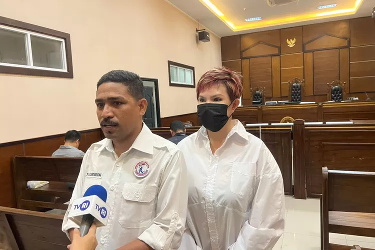 Sekum Muaythai DKI Jaya, Zen Lelangwayang dan SIsca, Pemilik Muaythai Zeus MMA  Hadiri Sidang Kasus Pengeroyokan yang Dilakukan oleh atlet Muaythai Zus MMA di PN Jakarta Utara (foto Muaythai DKI)