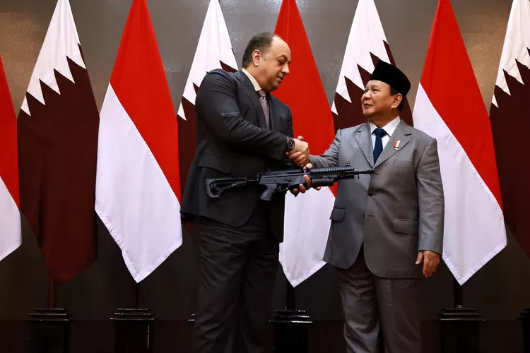 Menhan Prabowo berikan Perdana Menteri Qatar senapan serbu (Kemhan RI)