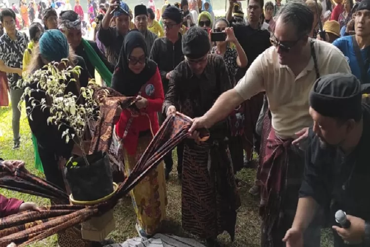 Aksi Bakul Budaya saat menggelar ritual sedekah hutan di kampups UI (Ist)
