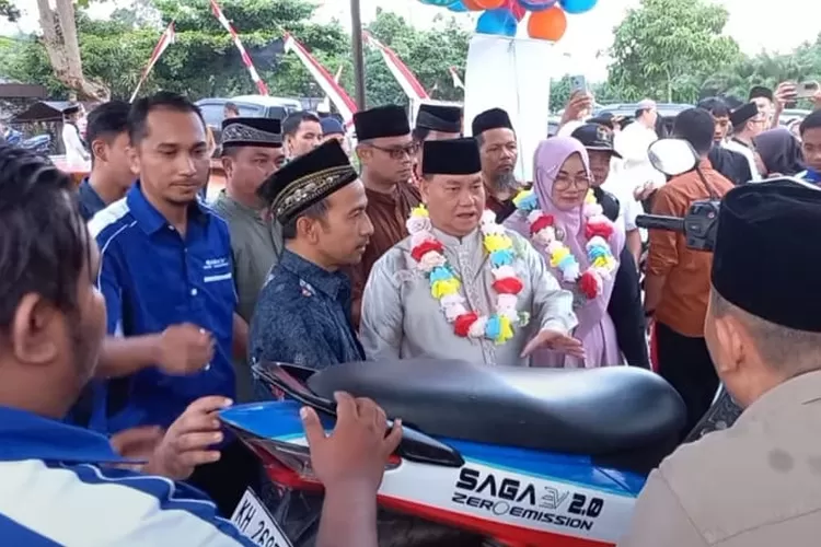 Bupati Kotim Halikinnor meluncurkan motor listrik karya siswa SMKN 1 Cempaga, Sabtu (3/6/2023) (Instagram @smkn1_cempaga_official)