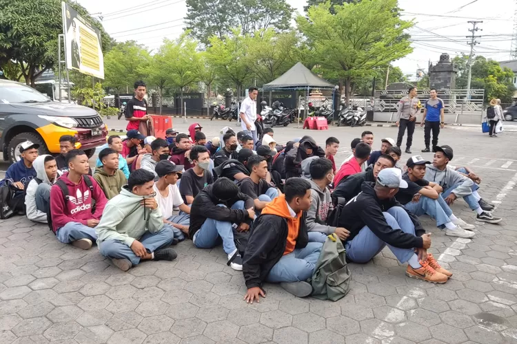 Puluhan  pelajar diamankan di Mapolres Kendal Senin 5 juni 2023 di wilayah Patebon. (Edi Prayitno)