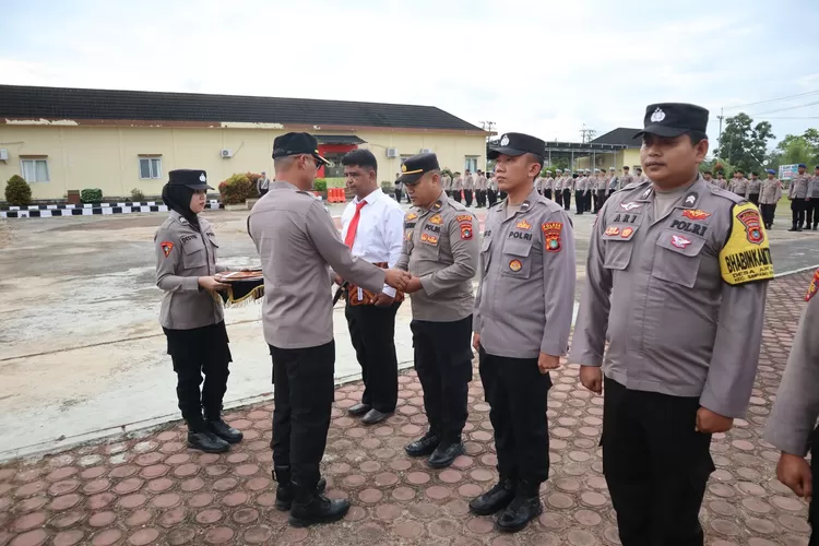 Kapolres Belitung Timur memberikan penghargaan kepada 5 Personel yang Berprestasi (Realitasonline.id/ HY)