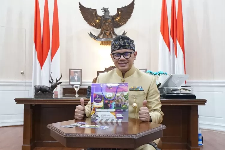 Wali Kota Bogor Bima Arya bersama Lapis Bogor Sangkuriang. (Dok pribadi)