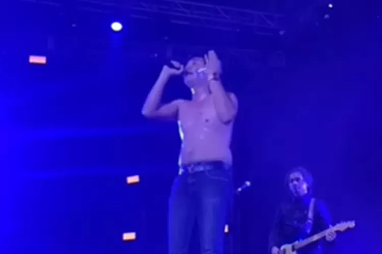 Aldi Taher disorot netizen usai ajak penonton baca al fatihah di atas panggung sambil telanjang dada (Instagram.com/terangmedia)