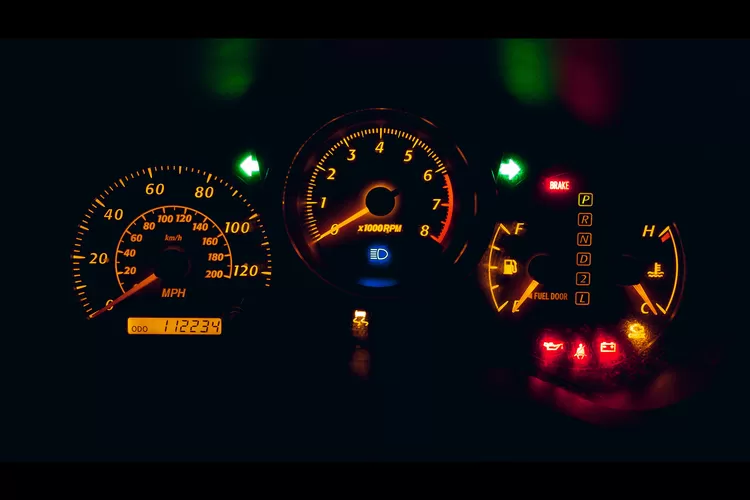 Petunjuk lampu indikator pada speedometer mobil (alex mccarthy via unsplash)