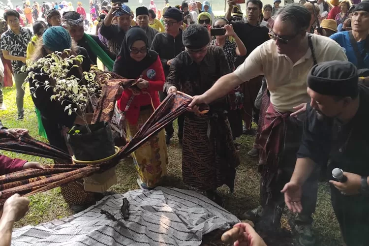 Bakul Budaya (Bareng-bareng Kumpul) Fakultas Ilmu Budaya (FIB) Universitas Indonesia (UI) bersama Makara Art Center UI menggelar kegiatan bertajuk &lsquo;Sedekah Hutan Universitas Indonesia 2023&rsquo;, yang digelar Sabtu (3/6) sampai Kamis (8/6). Nampak di foto, Seth van Doom, program Manager, foreign Policy (Bakul Budaya FIB UI)