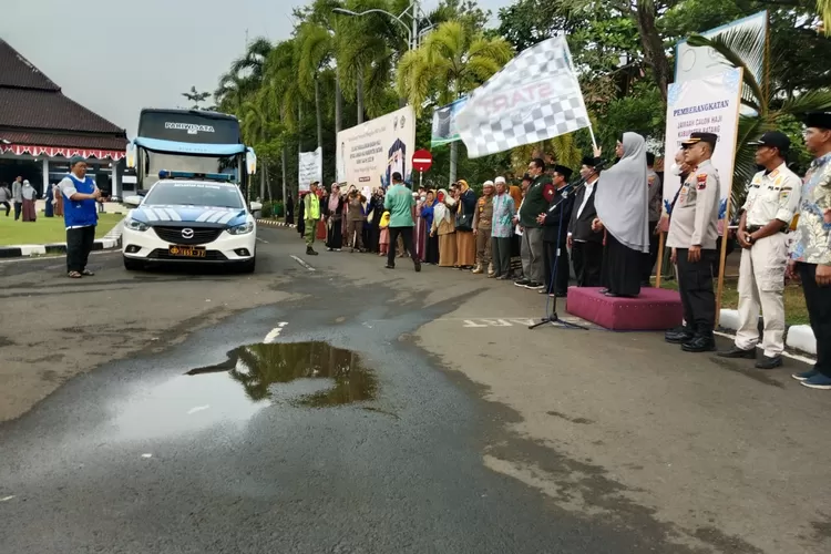 Pj Bupati Batang Lani Dwi Rejeki melepas Jamaah Calon Haji Kabupaten Batang, Senin 5 Juni 2023.  (Foto: Muslihun/kontributor Batang.)