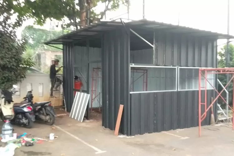 BANGUNAN : Proses Finishing pembangunan gerai UMKM di halaman Kantor Kecamatan Tapos. (ANDIKA EKA/RADAR DEPOK)
