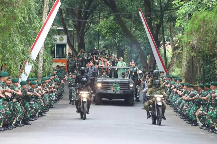 PANTAU : Pangkostrad saat mendampingi Kasad Kunjungi Yonif Raider 323/BP Divif 1 Kostrad. PENKOSTRADFORRADARDEPOK