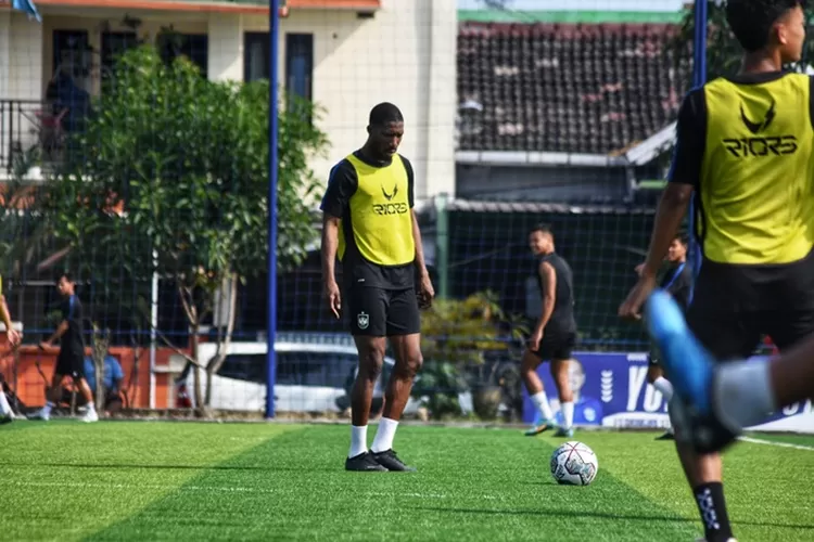 Boubakary Diarra sudah tampak ikut latihan PSIS Semarang.  (Ayosemarang.com/ Audrian Firhannusa)