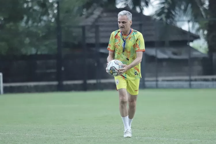 Pelatih PSS Sleman, Marian Mihail Puas Terhadap Progres Anak Asuhnya Setelah berlatih 10 Hari di Lereng Merapir (foto ligaindonesiabaru)