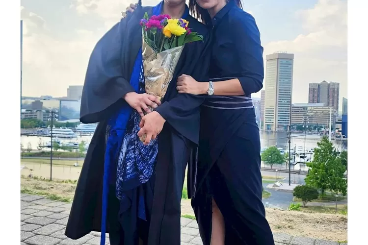 Najwa Shihab mengunggah foto adiknya, Nahla Shihab yang berhasil lulus dengan dua gelar dokter spesialis dari Amerika (Instagram @najwashihab)